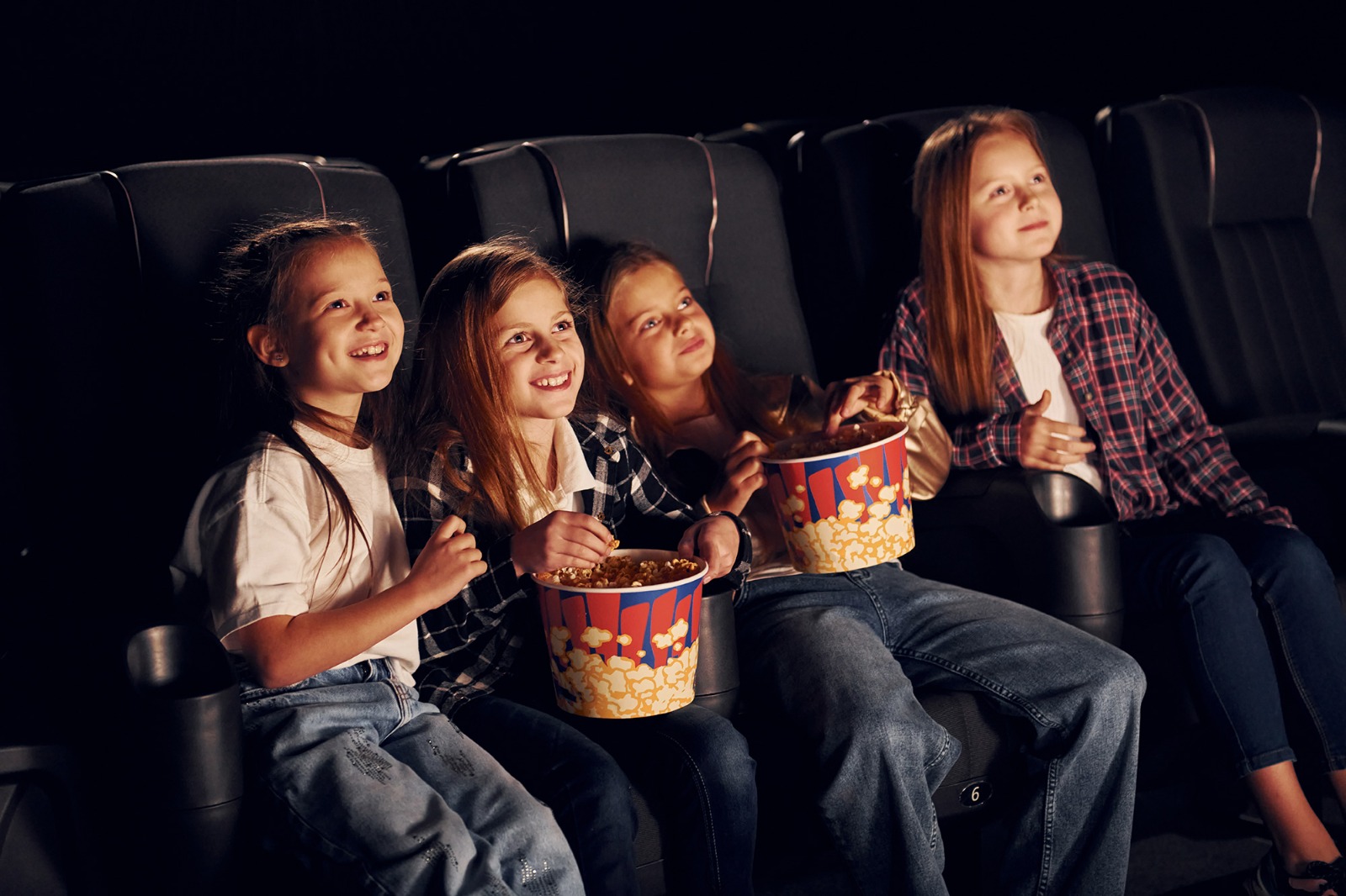 Kinder und Familien freuen sich gemeinsam auf einen Kinofilm